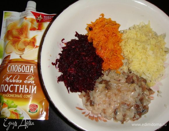 Картофель, морковь и свеклу отварить, остудить и натереть на средней терке. Из соленой скумбрии удалить кости и мелко нарезать.