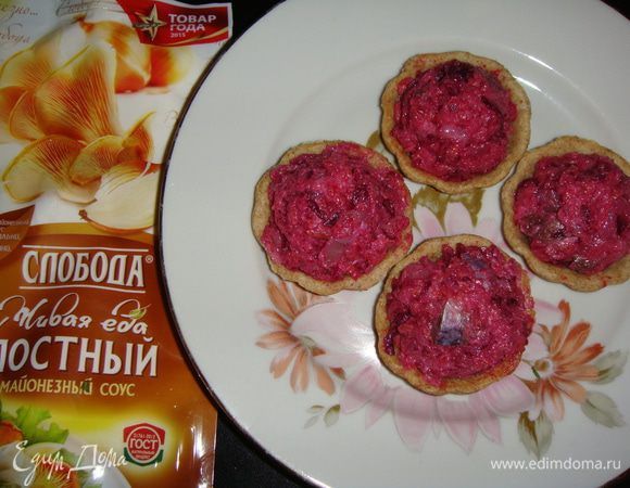 Наполнить тарталетки начинкой. Зеленый лук мелко нарезать.