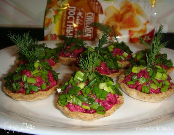 Тарталетки сверху посыпать луком и украсить веточкой укропа. Яркое и праздничное блюдо готово. Приятного аппетита !