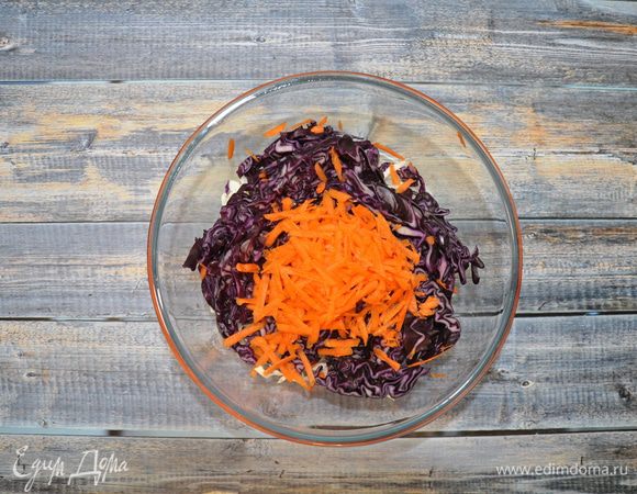 Морковь натрите на крупной терке.