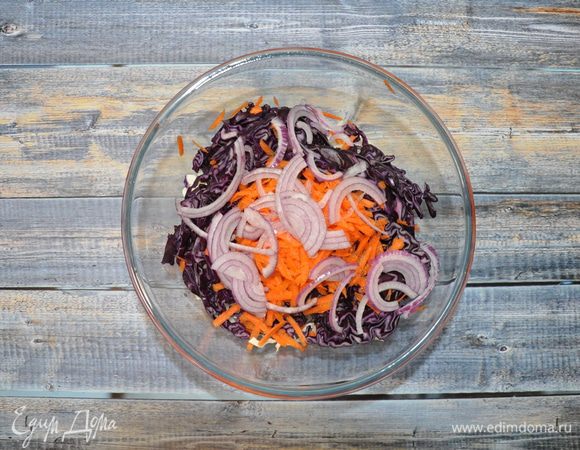 Лук нарежьте тонкими полукольцами.