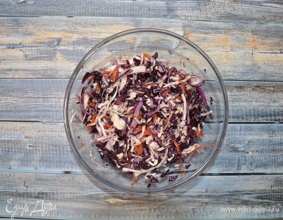 Овощи нужно слегка обмять руками до образования сока,  при этом овощи должны стать мягче, но остаться достаточно упругими.