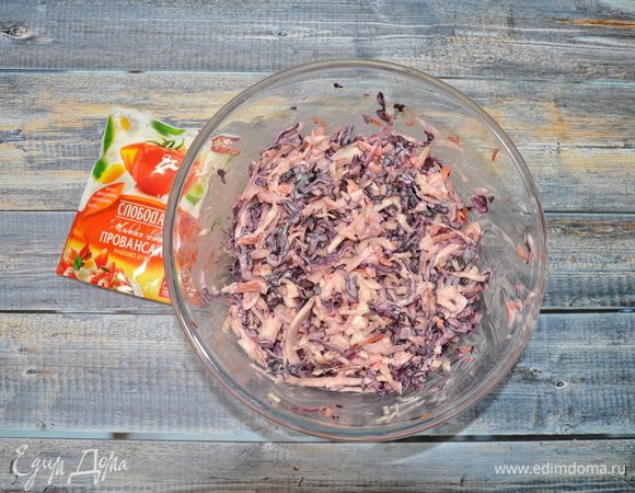 Заправьте соусом салат.