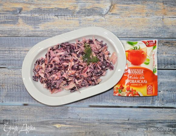 Готовый салат можно выложить на сервировочное блюдо и украсить зеленью. 
Приятного аппетита!