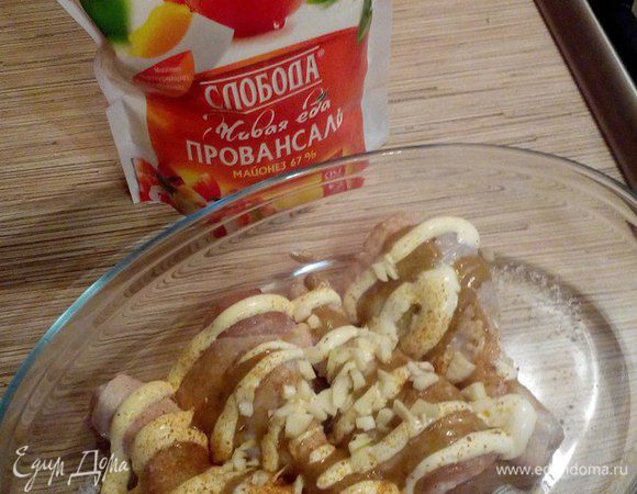 Куриные голени посолить, добавить специи, горчицу, чеснок, майонез и оставить мариноваться на некоторое время.