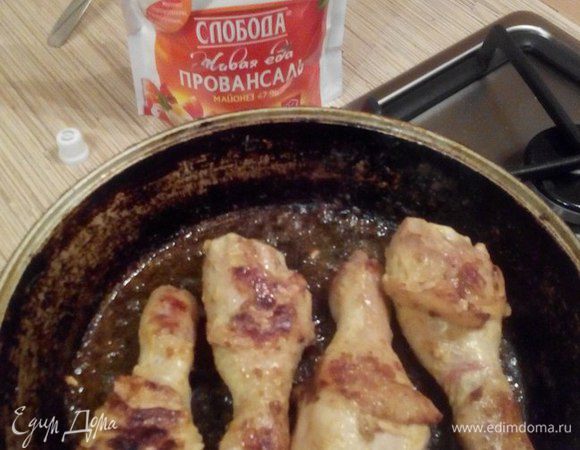 На сковороду влить немного подсолнечного масло и обжарить на нем кусочки курицы в течение 15 минут, несколько раз перевернув их.