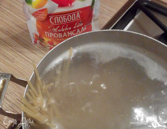 Пока готовится курица, отварить спагетти в подсоленной воде до готовности (время приготовления макарон указано на пачке).