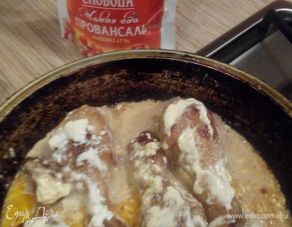 Вылить смесь (сливки и майонез) в сковороду, где жарятся мясо и тушить еще минут 10.