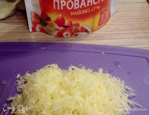 Потереть сыр на мелкой терке.