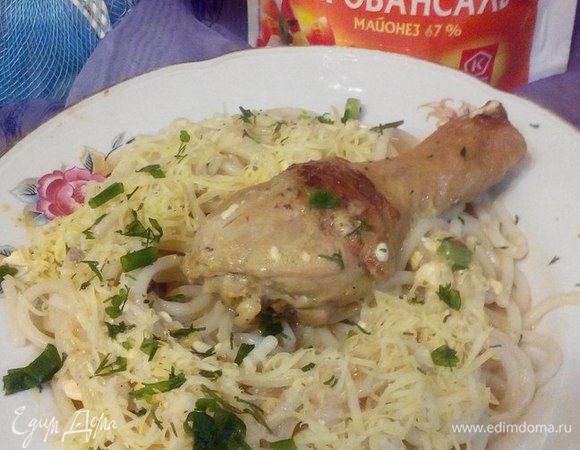 В тарелки положить спагетти, куски курицы, полить соусом, посыпать тертым сыром и зеленью. Ну вот и все, русский ужин на итальянский манер готов. Приятного аппетита!