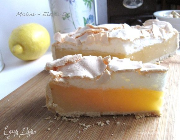 Это еще один вариант — одна из моих попыток на пути к своему рецепту. Здесь сделаны неправильные, экспериментальные шаги (слишком большое время запекания меренги, видите: трещины, но верхний слой, похожий на хрустящее миндальное пирожное, очень вкусный), курд приготовлен по приведенному выше рецепту, как мне кажется, удался).
Приятного чаепития!