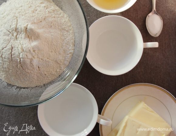 Подготовить все необходимые продукты для теста. Масло и воду поместить в морозильную камеру.