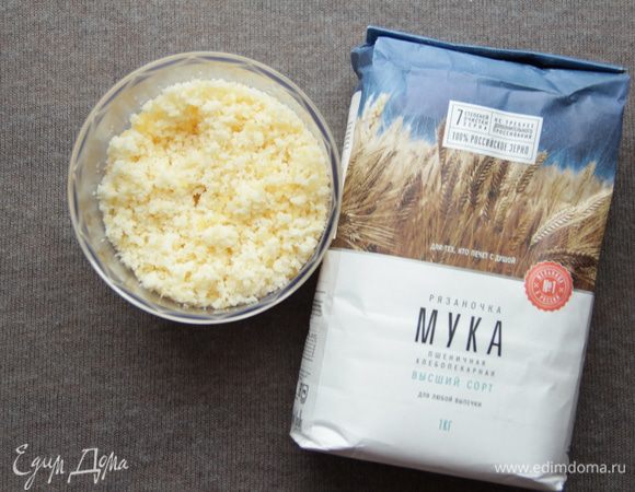 Измельчить сыр в блендере. Кстати, рекомендую заменить привычную терку для сыра блендером! Макароны с сыром из блендера — это восторг и для взрослых, и для детей!