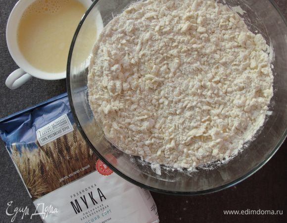 Смешать в чашечке ледяную воду, яйцо, уксус и соль.