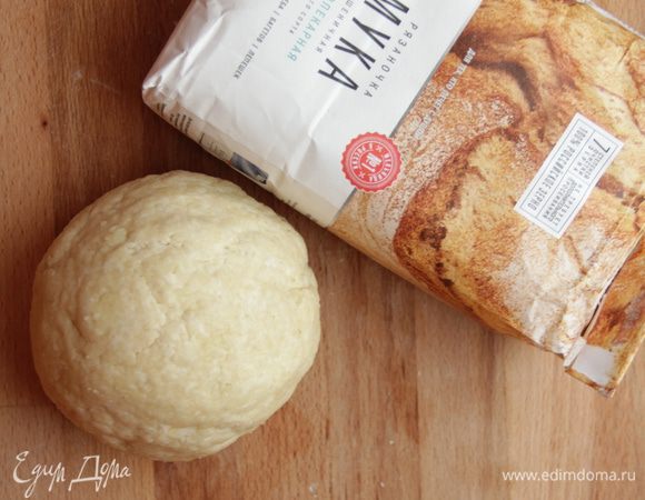 Влить жидкую смесь в сухую и очень быстро перемешать, сформовать в шар и убрать в морозилку. 