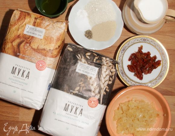 Подготовить все необходимые продукты. Лук мелко нарезать и спассеровать на сковороде. Нарезать вяленые томаты (5 шт или 10 половинок).