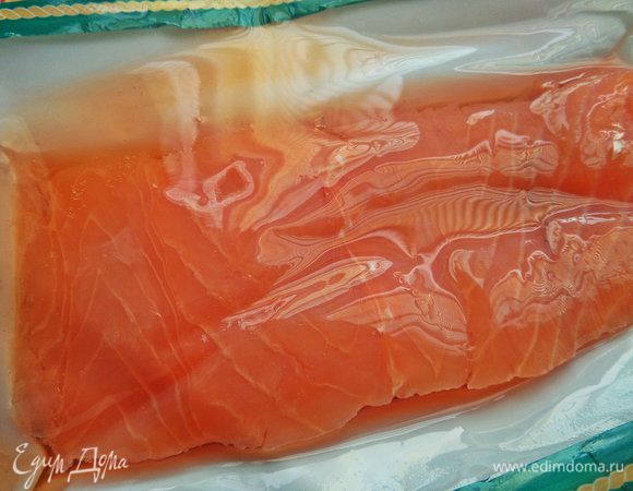 Нужен кусочек обжаренной или малосольный, или копченой рыбки.