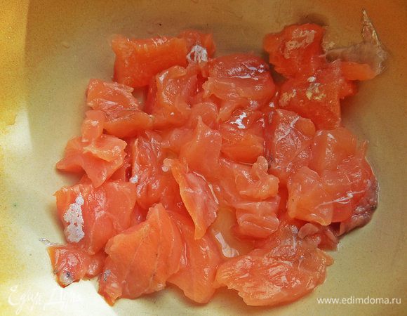 Рыбку распотрошить на кусочки.