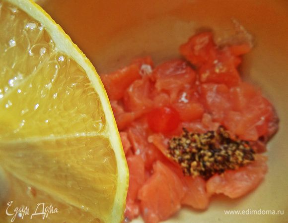 Лимонный сок и каплю острого чили соуса.