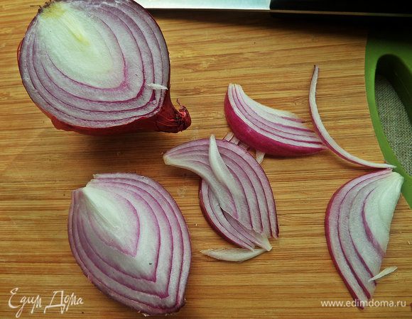 Лук нарезать тонкими слайсами.