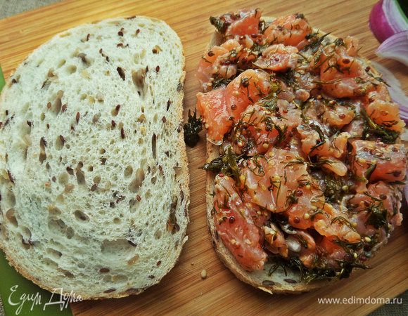 На хлеб положить рыбную нарезку. Хлеб у меня с семечками.