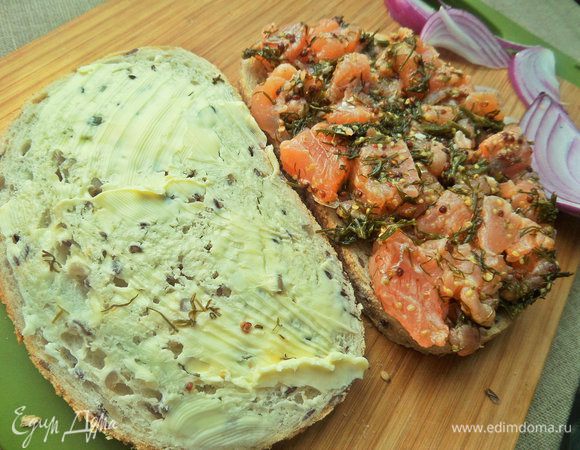 Второй ломтик хлеба смазать сливочным маслом.