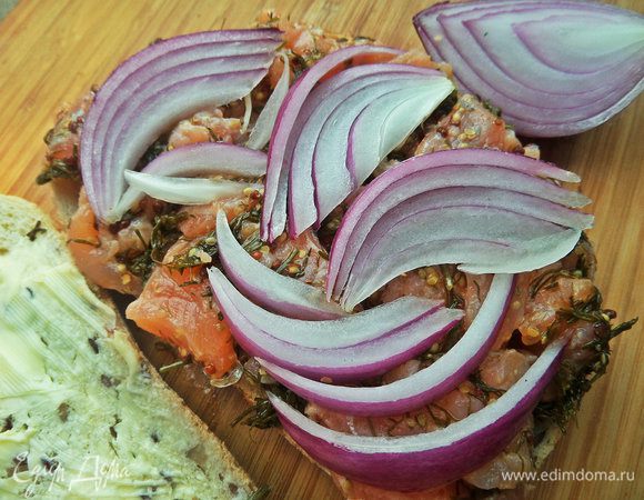 Сверху на рыбу положить лук.