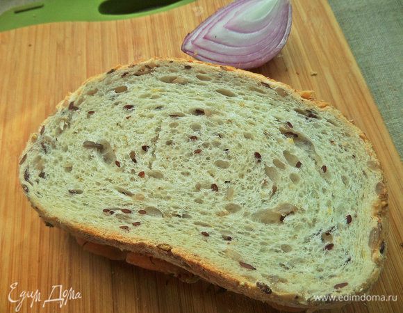 Накрыть хлебом маслом вниз рыбную начинку, прижать.