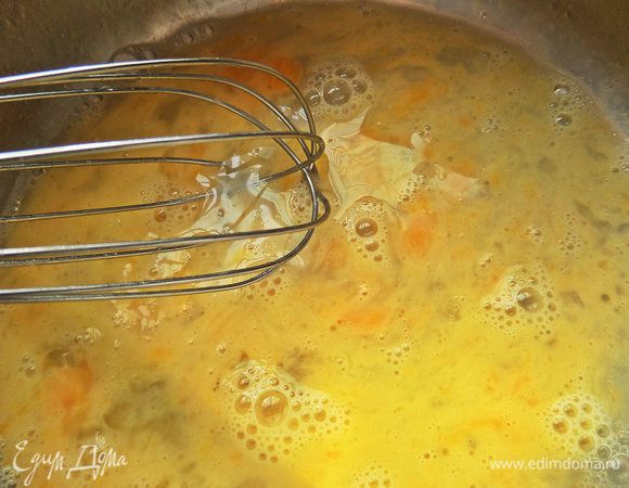 Взбить яйцо с молоком или водой.