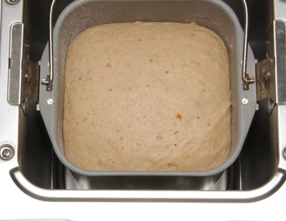 Выбрать режим выпекания и начать. Можно выбрать режим «хлеб с добавками», и тогда хлебопечь будет на малых скоростях делать замес теста. Я выбрала выпечку обычного хлеба, замес шел очень активно и овощи практически растворились в тесте. Для детей, которые любят найти что-нибудь в еде и тщательно это удалять из нее (например, кусочки лука), это идеальный вариант!