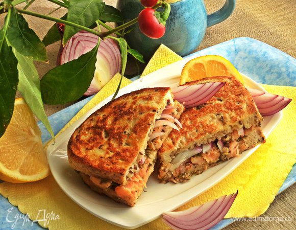 Переносим на тарелку. Если один едок, можно не разрезать сэндвич. Если два едока, разрезать пополам.