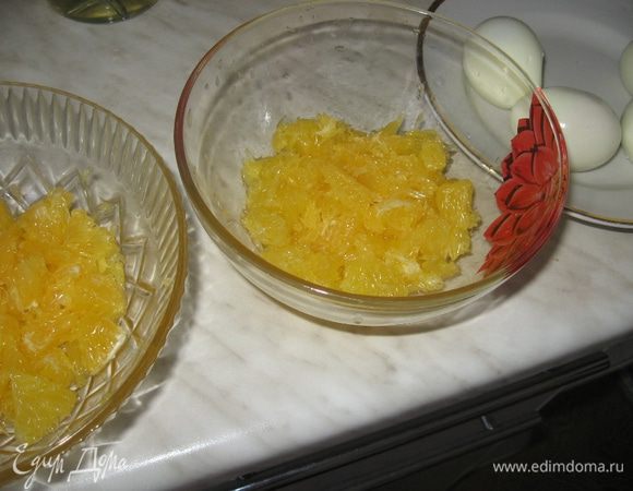 Чистим апельсин от шкуры и всех пленочек-перегородок. «Голые» дольки режем небольшими кусочками (не больше 1,5 см) и укладываем на дно салатницы, слегка смазываем майонезом.