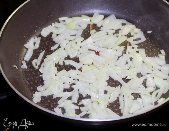 Разогреть в сковороде 2 ст. л. растительного масла. Обжарить в нем мелко нарезанный лук до золотистого цвета.