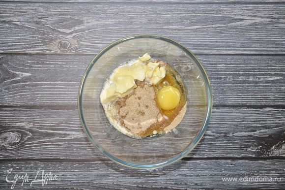 Далее вы можете приступить к приготовлению тарталеток. Положите в миску размягченное сливочное масло, измельченные отруби, муку и одно куриное яйцо.