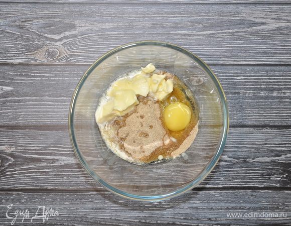 Далее вы можете приступить к приготовлению тарталеток. Положите в миску размягченное сливочное масло, измельченные отруби, муку и одно куриное яйцо.
