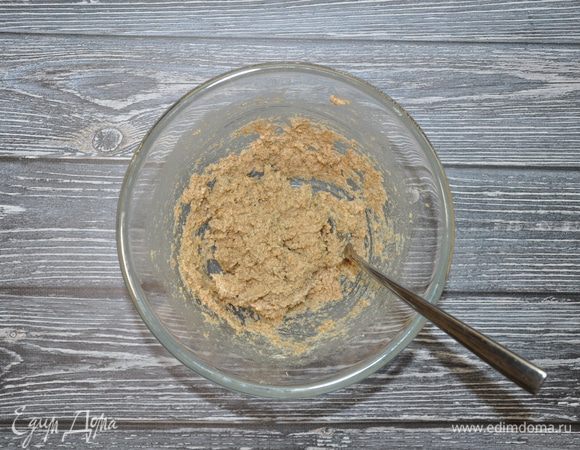 Приправьте солью и хорошенько перемешайте до получения однородной вязкой массы.