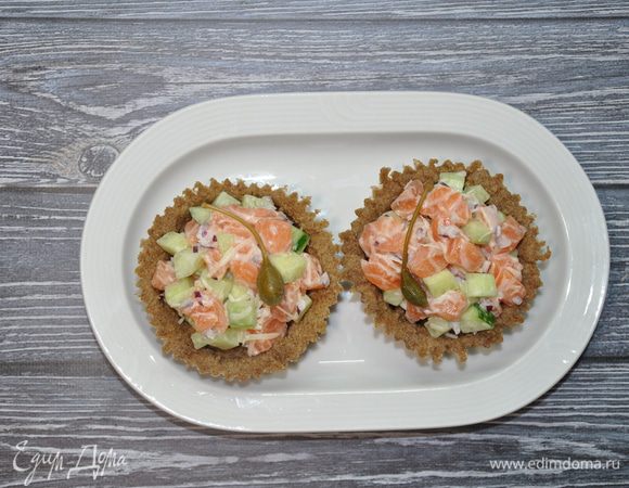 Затем на перепелиные яйца выложите готовый салат и украсьте, например, каперсами.
Приятного аппетита!