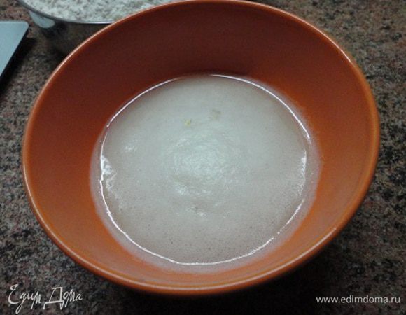 Рис (лучше в пакетике) отварить до готовности по инструкции на пакете. Грудку тоже отварить.
Растереть дрожжи с сахаром, добавить 100 г теплой воды. Оставить в теплом месте на 15 — 20 минут.