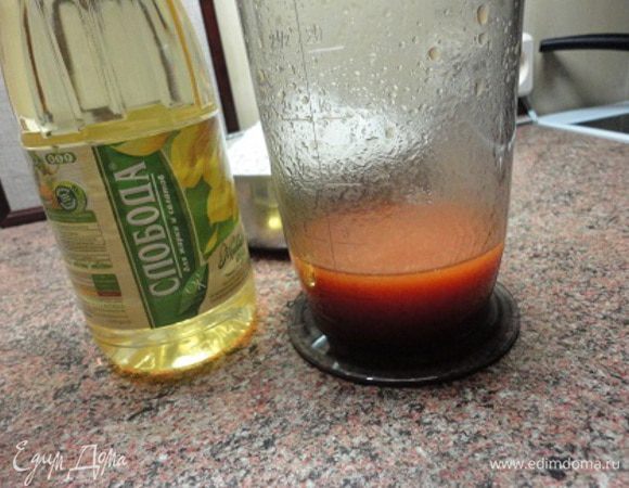 Смешать растительное масло «Слобода», томатный соус, соль и 100 мл воды. Взбить миксером до консистенции густых сливок.