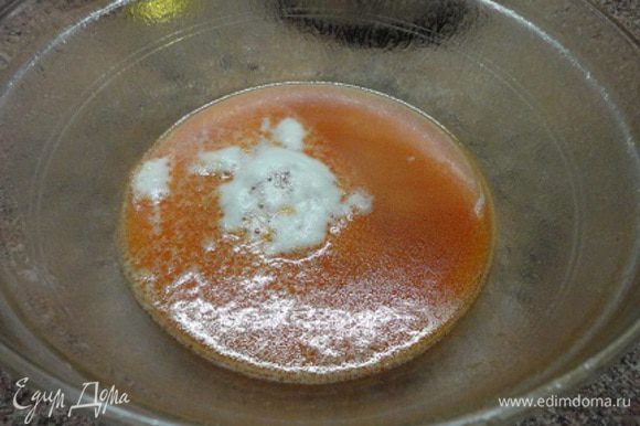 Соединить поднявшиеся дрожжи с маслянисто-томатной смесью, добавить оставшуюся теплую воду, просеять муку и замесить тесто. Оставить в теплом месте для подъема на 30 — 40 минут.