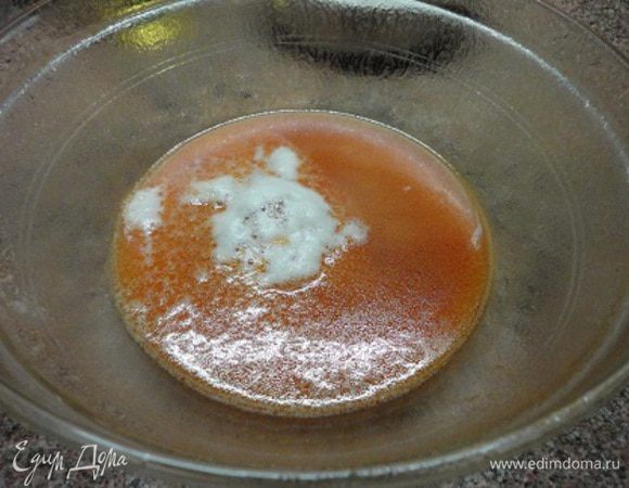 Соединить поднявшиеся дрожжи с маслянисто-томатной смесью, добавить оставшуюся теплую воду, просеять муку и замесить тесто. Оставить в теплом месте для подъема на 30 — 40 минут.