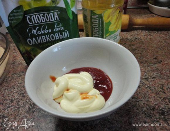 Подготовить ингредиенты начинки. Смешать майонез с острым соусом.