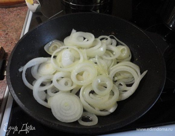 Лук нарезать средними кольцами и обжарить на 1 ст. ложке растительного масла до слегка золотистого цвета. Посолить щепоткой соли. Больше никуда соль я не добавляю. Ее достаточно в продуктах, входящих в начинку.