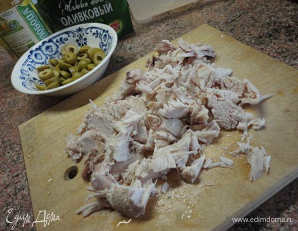 Оливки нарезать кружочками, куриную грудку кубиками. Включить духовку для разогрева до 250°С.