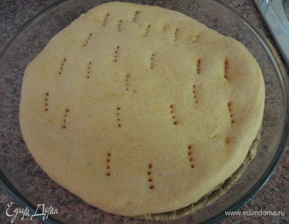 Подошедшее тесто наколоть вилкой и выпекать 10 минут.