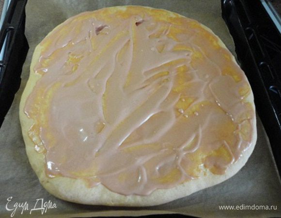 Смазать томатно-майонезной смесью.