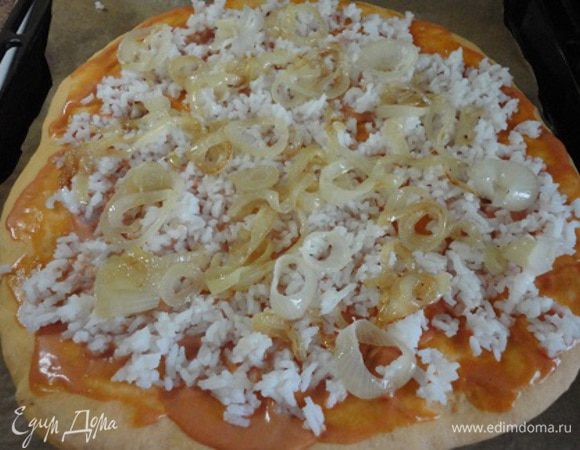 Выложить рис, жареный лук.