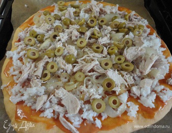 Затем мясо курицы, оливки и посыпать смесью прованских трав.