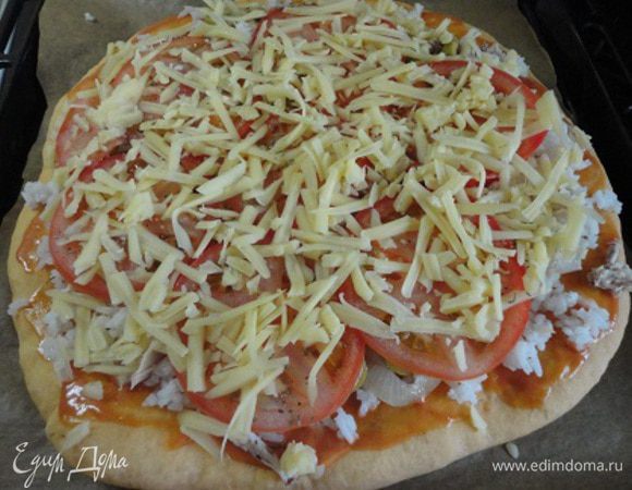 Теперь кружочки свежих помидоров и тертый сыр. 