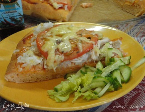 Готовую пиццу полить оливковым маслом, настоянным на ароматных травах, я люблю с розмарином и чесноком. Тесто получается оранжевого цвета.